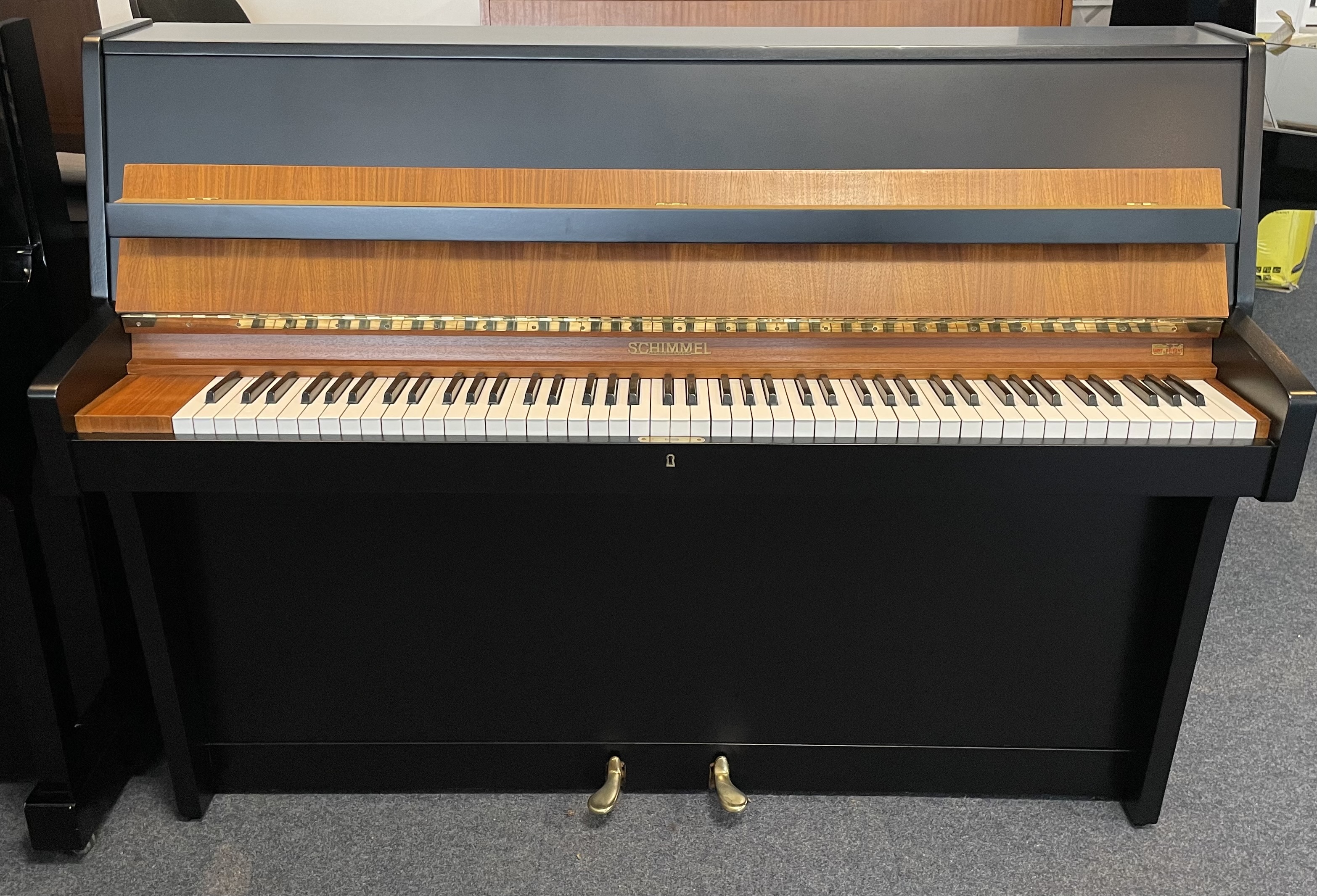 Occasion Schimmel 108 Mahogany Black Satin (Piano acoustique / Allemagne)